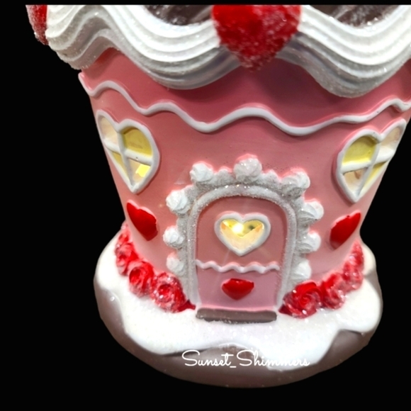 Christmas Pink Light Up Sugared Chocolate CUPCAKE GINGERBREAD House New - Picture 4 of 14